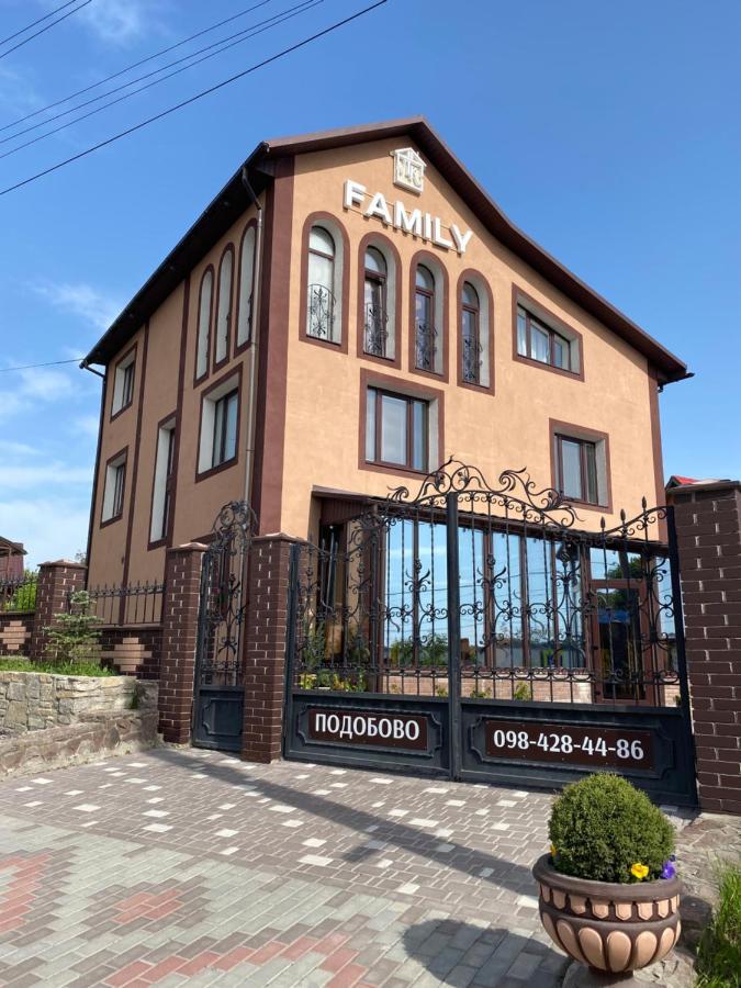Family Люкс Aparthotel Kamjanets-Podilskyj Exteriör bild