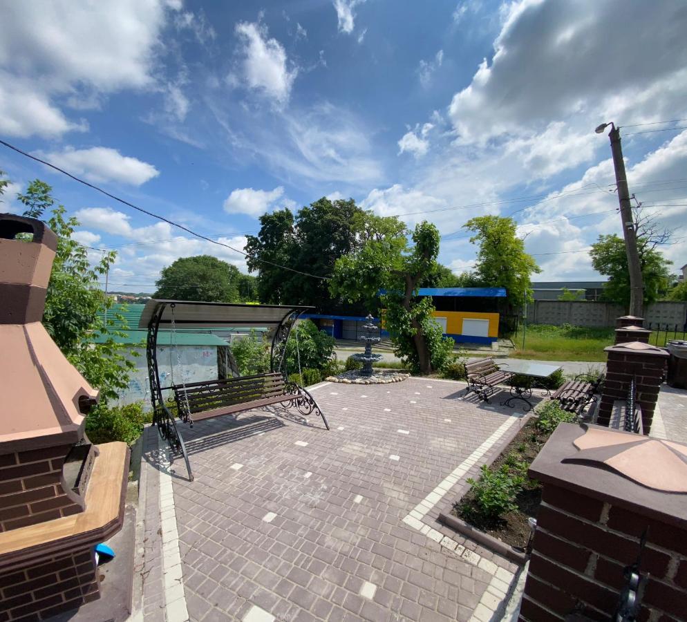 Family Люкс Aparthotel Kamjanets-Podilskyj Exteriör bild