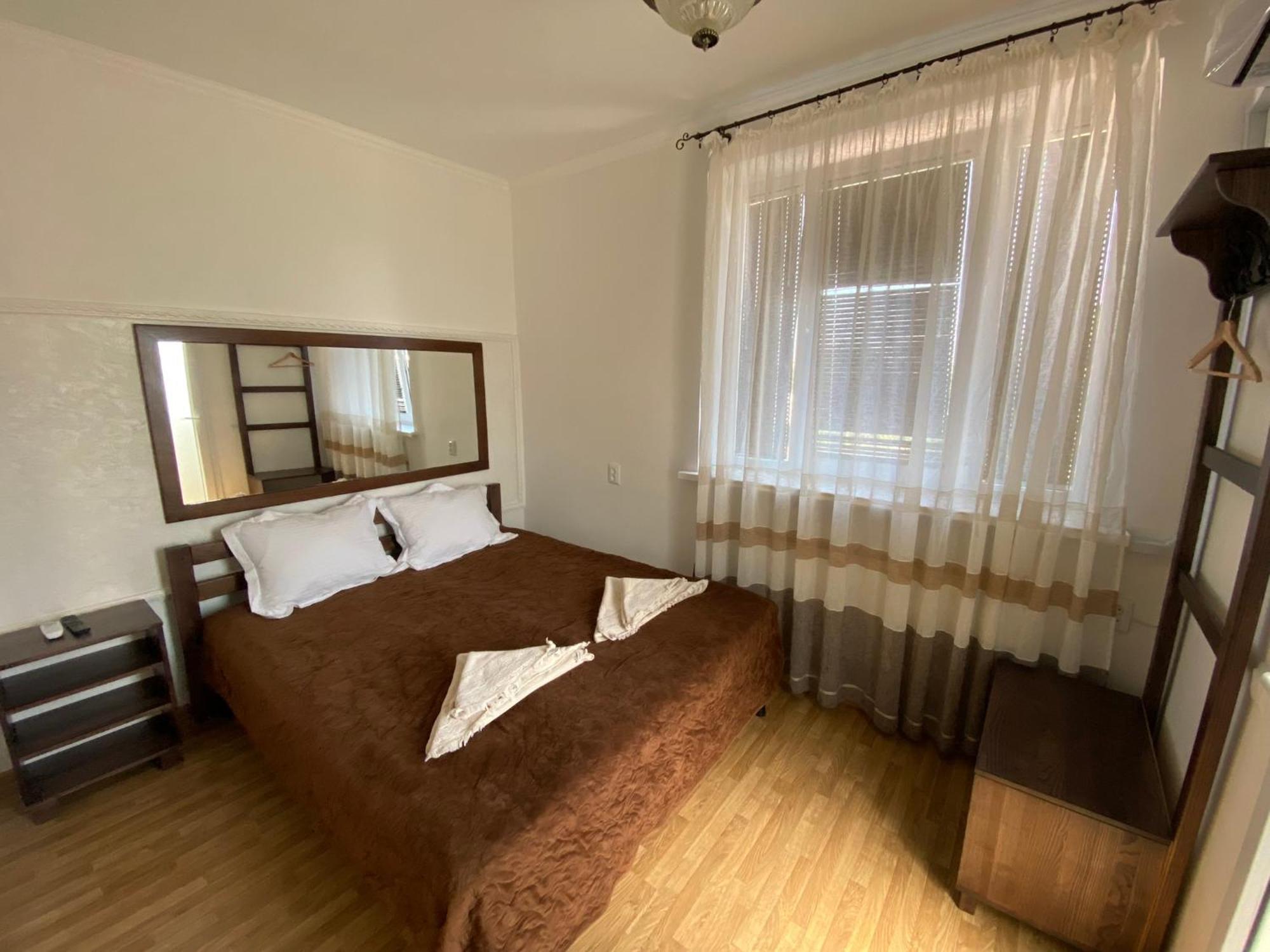 Family Люкс Aparthotel Kamjanets-Podilskyj Exteriör bild